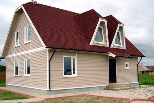 A tető és a homlokzat színe: hogyan válasszuk ki a megfelelő kombinációt?