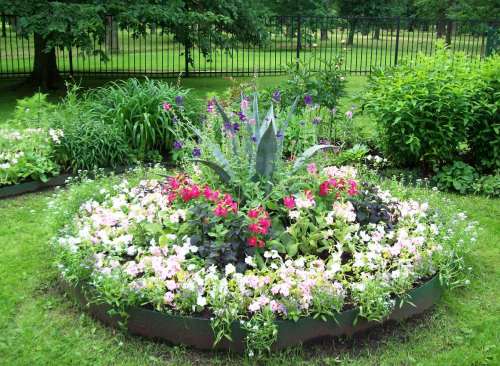 Saját kezűleg tervezünk és díszítünk egy gyönyörű virágos kertet az országban