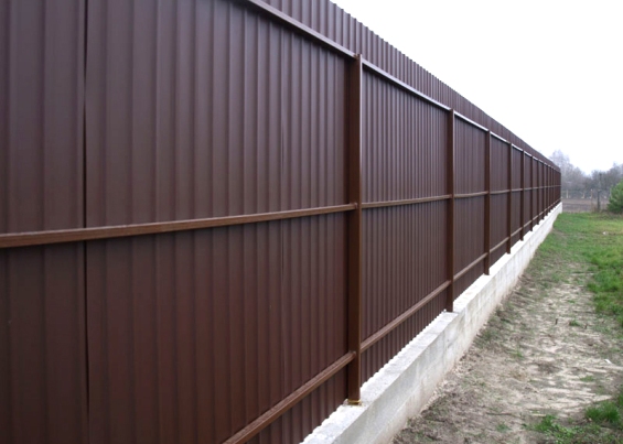 Hullámkartonból készült kerítés ára beépítéssel: anyagköltség és egy méteres munka