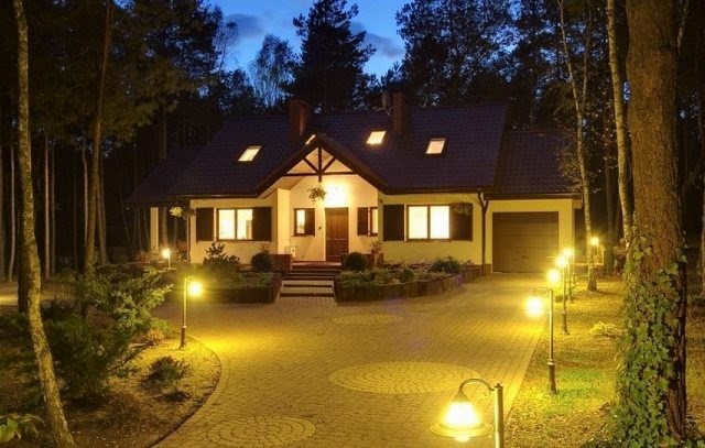 Az utcai lámpák típusai egy vidéki házhoz és az általuk választott jellemzők
