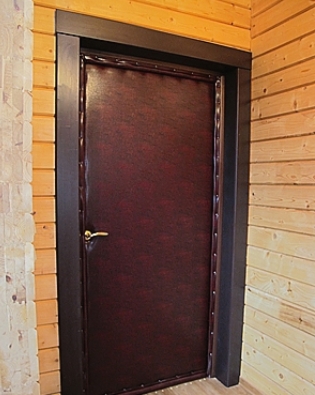Bejárati ajtó kiválasztása egy vidéki házhoz