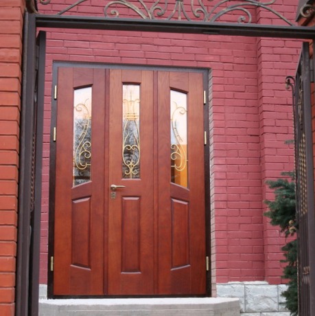 Bejárati ajtó kiválasztása egy vidéki házhoz