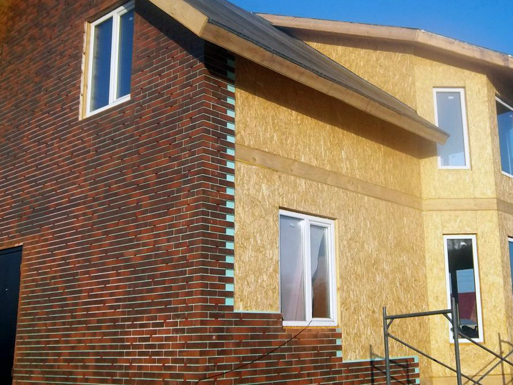 Egy ház CIP panelekből készült homlokzatának befejezése