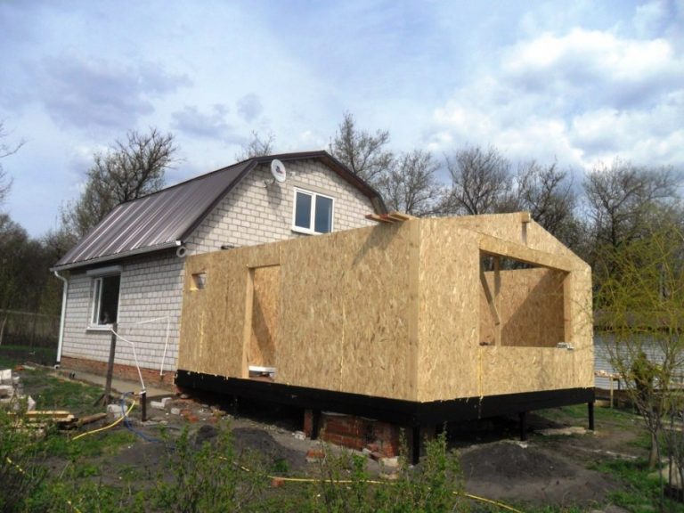 CIP-panelekből készült házbővítés építése