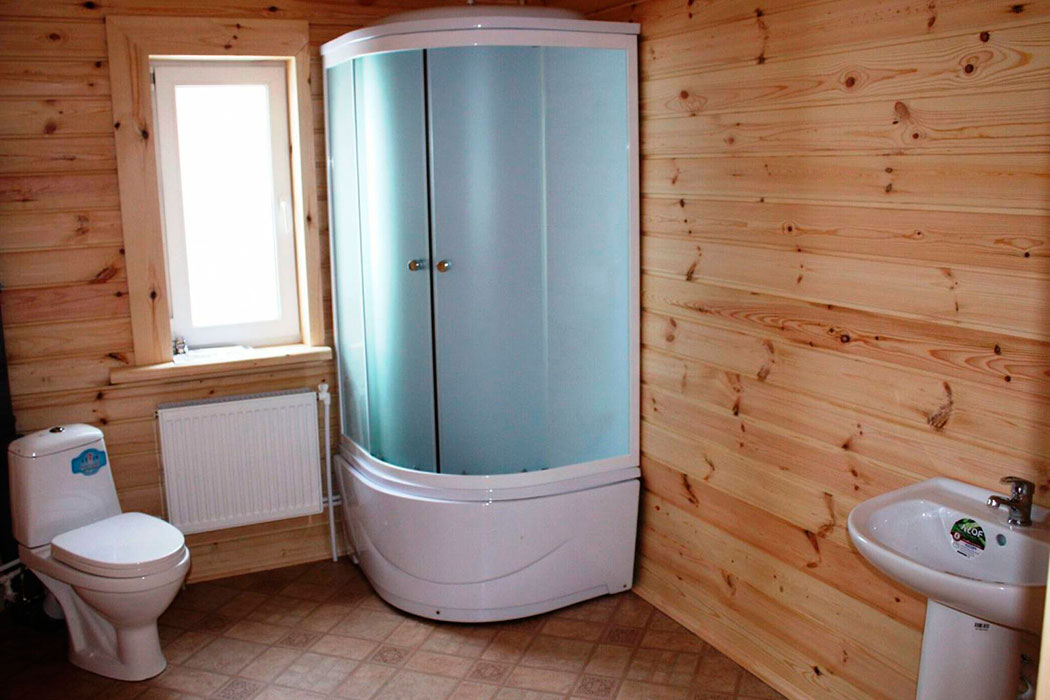 A fürdőszoba egy keretes házban: a tömítéstől a befejezésig