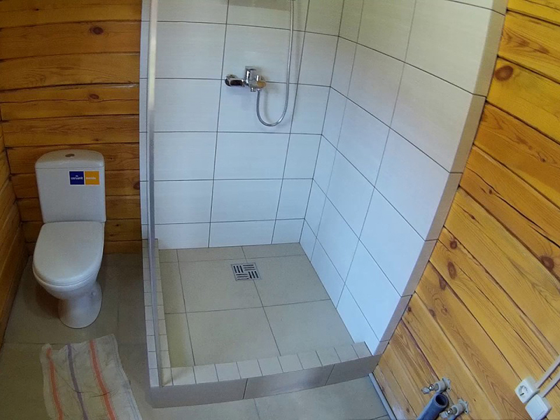 Példa egy fürdőszoba kialakítására egy vázas házban