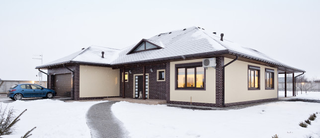 Egy téli favázas ház fotója