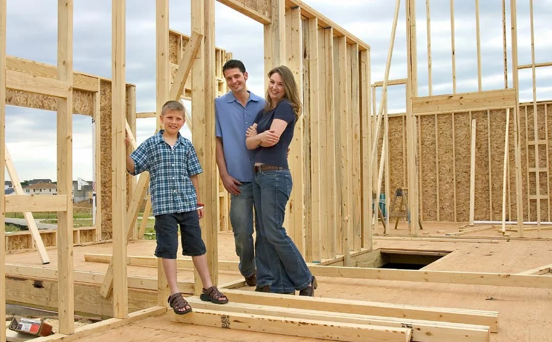 Egy család keretes házat épít