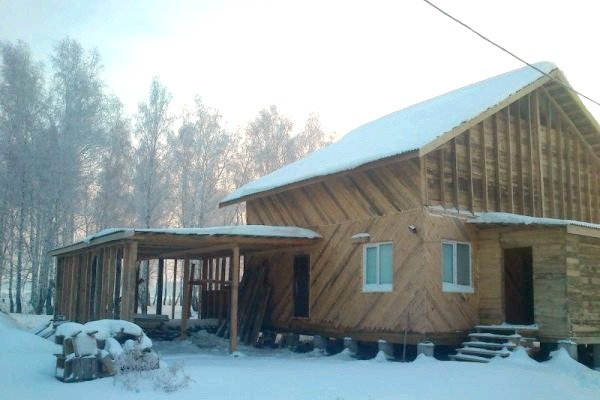 Ahogy a képen is látható, télen is lehet vázas házat építeni