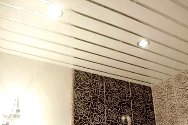 A könnyűszerkezetes panelek elférnek a keretes ház fürdőszobájában