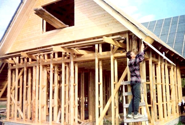 A favázas ház saját építése a költségek akár 50%-át is megtakarítja