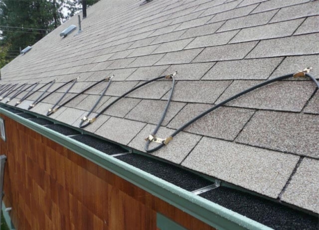 Jégcsapok a tetőn, hogyan kell kezelni őket kábel tetőfűtési rendszer