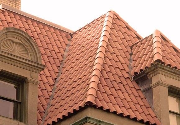 Mit kell festeni egy ház tetejét: a legjobb tetőfedő bevonat kiválasztása egy magánház tetejére