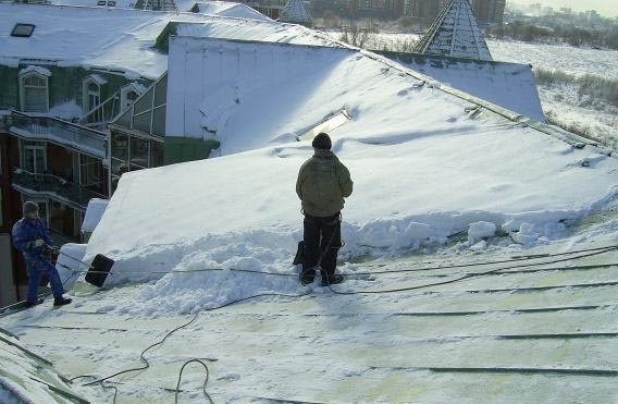 A tetők jégtelenítése – a tetőfűtéshez használt kábelek kiválasztása