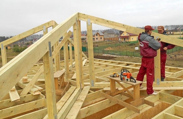 A négyosztatú tető szarufarendszerének építése – beépítési lehetőségek és a felállítás szabályai