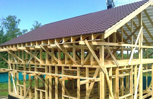 Hogyan építsünk egy favázas tetőszerkezetet – szarufák és tetőfedés tervezése