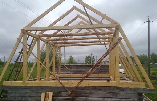 Hogyan építsünk egy csücskös tetőt: Építési részletek