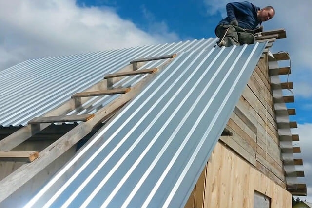 Helyes telepítése hullámlemez a tetőn - hogyan kell csinálni helyesen