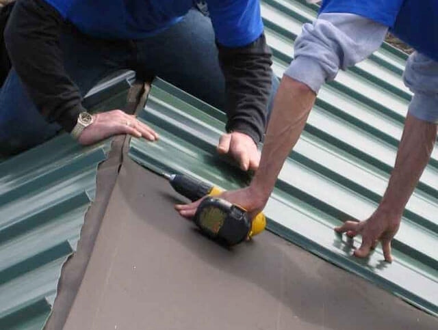 Hogyan tegyünk profilozott lemezeket a tetőre -fektetési szabályok, lépésről lépésre útmutató