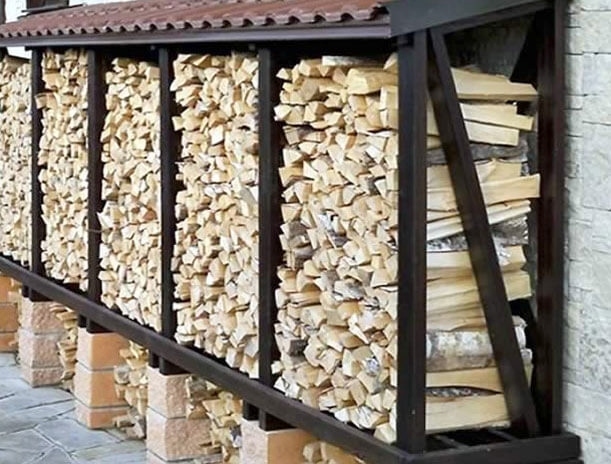 Hogyan építsünk egy fészert tűzifa számára - az építés sorrendje saját kezűleg