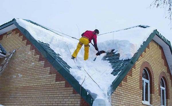 A hó eltávolítása a tetőről, a hófelhalmozódás veszélyei