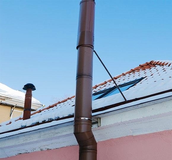 Szellőzőcső magassága a tető felett – szabványok és beépítési szabályok, amit tudnia kell