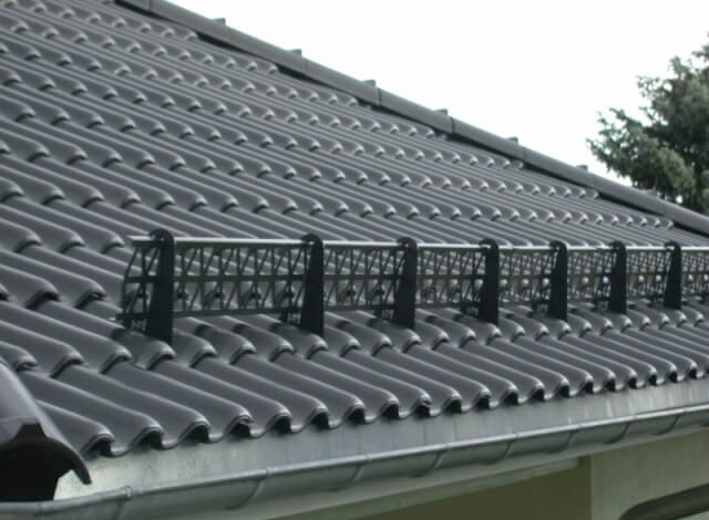 Mi a megfelelő módja annak, hogy hóakadályokat telepítsünk a tetőre - típusok és módszerek