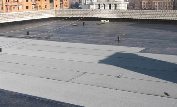 Mi a lapos tető minimális meredeksége?