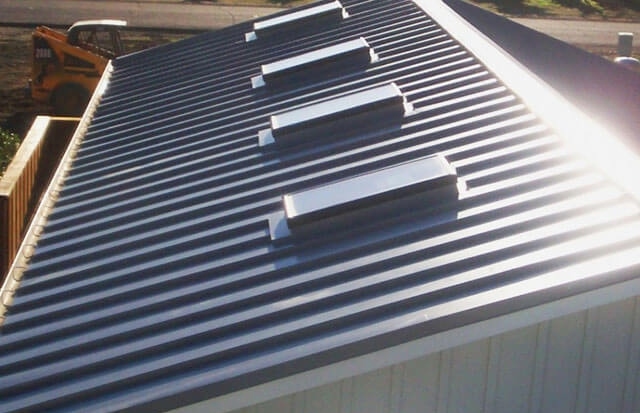 Mekkora a minimális tetőhajlásszög egy trapézlemezzel ellátott tetőnél – számolja ki helyesen a tető hajlásszögét