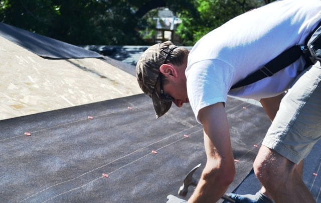 Lehetséges, hogy feküdt hullámlemez a tetőfedő nemez - lehetőségek és módszerek telepítés a tetőn