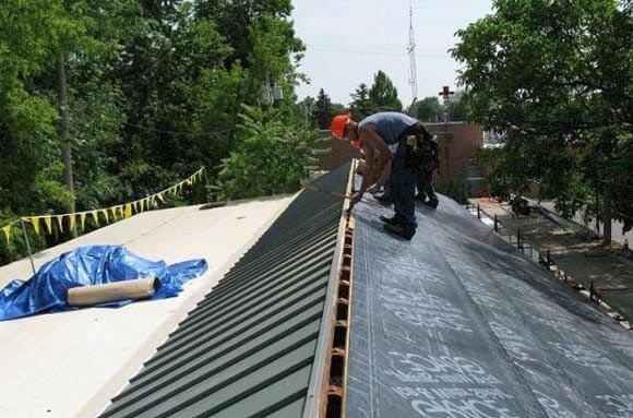Állóvarratos tető telepítése - technológia