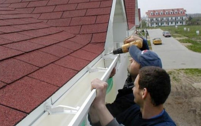 Hogyan kell megfelelően telepíteni ereszcsatornák a tetőn - a készülék és a sorrend a rögzítő elemek a rendszer