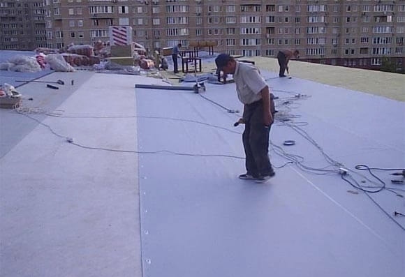 Roll tetőfedés telepítése - a bevonat jellemzői