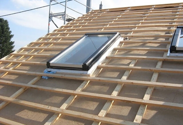 Hogyan készítsünk egy tetőszárnyat a deszkázat alatt – fontolja meg a pálya és a telepítés szabályait saját kezűleg