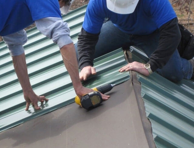 A csavarok rögzítésének szabályai a tetőprofillemezre – a kötőelemek kiválasztása és a beépítés szabályai
