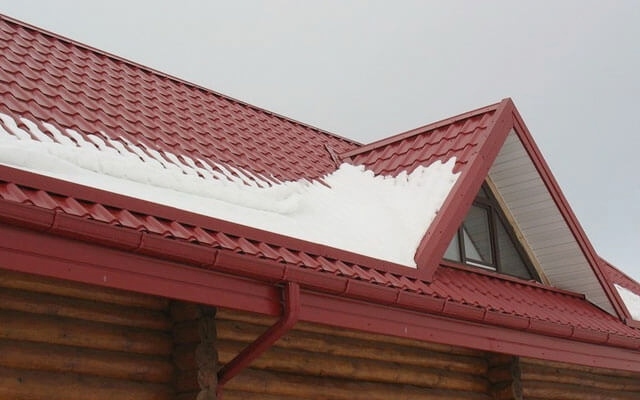 Mi az optimális tetőszög a fém tetőcserepek számára, beépítési szabályok