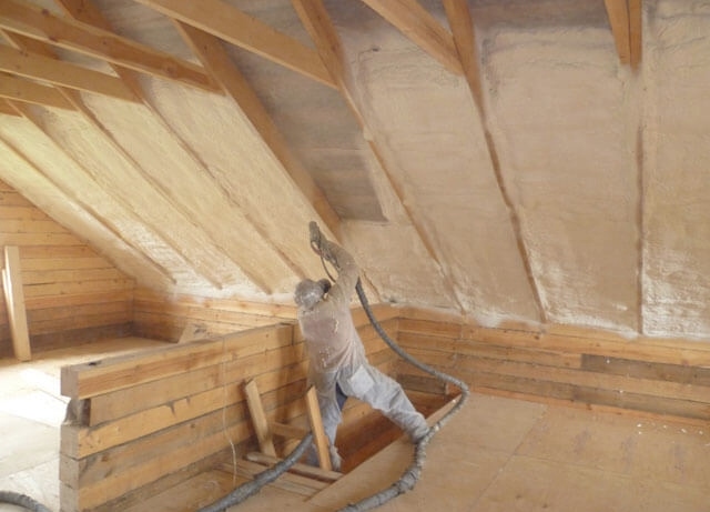 Hogyan szigeteljük a tetőt poliuretán habbal - módszerek és munkaszabályok