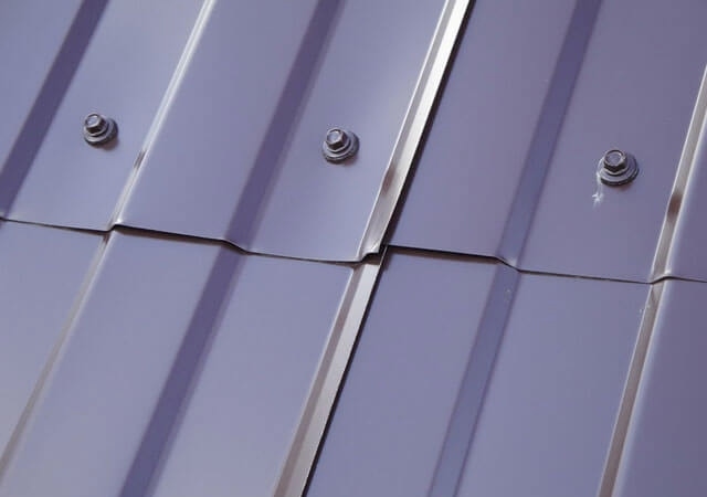 Hogyan csatlakozik egy hullámlemez egymáshoz – a tetőn való fektetés árnyalatai