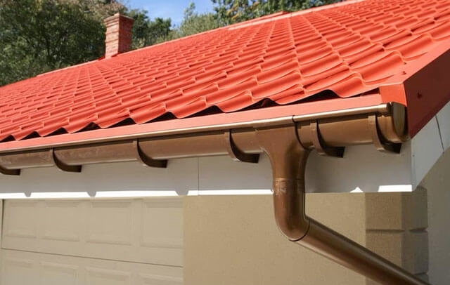 Hogyan kell megfelelően telepíteni ereszcsatornák a tetőn – a készülék és a sorrend a rögzítő elemek a rendszer