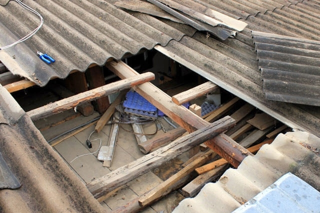Hogyan kell javítani a tető a ház saját kezűleg - lehetőségek helyreállítása különböző típusú tetők