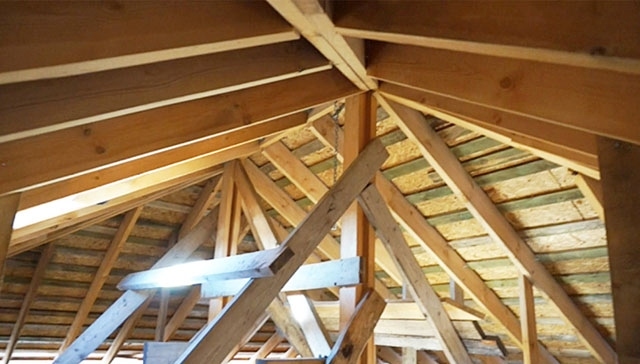 Tervezése és építése egy négyosztatú tető - jellemzői szarufák