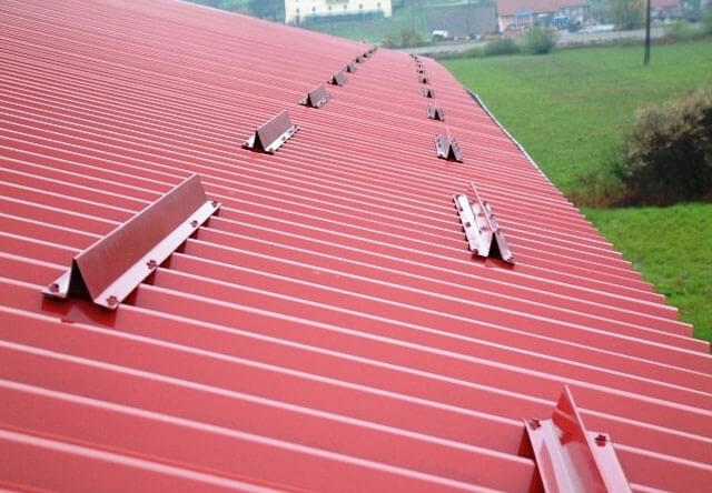 Mi a megfelelő módja annak, hogy hóakadályokat telepítsünk a tetőre - típusok és módszerek