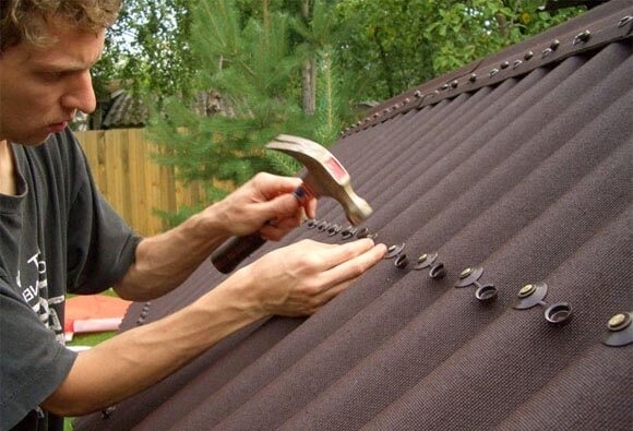 Hogyan kell rögzíteni a szögeket a tetőfedő filchez