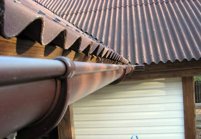 Az ereszcsatorna rögzítésének szabályai - tetőfedési utasítások