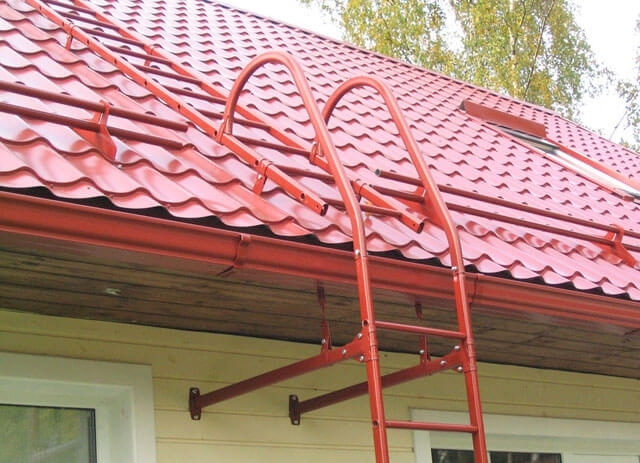 Hogyan készítsünk egy tető létra – tetőfedő szabályok fém