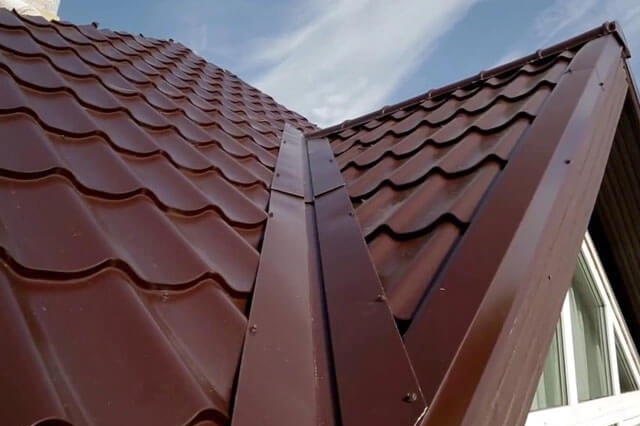 Mi az optimális tetőszög a fém tetőcserepek számára, beépítési szabályok