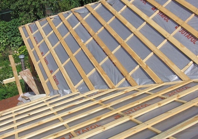 Hogyan készítsünk egy tetőszárnyat a deszkázat alatt - fontolja meg a pálya és a telepítés szabályait saját kezűleg