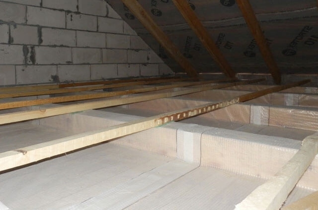 Hogyan szigeteljük a ház tetejét belülről - anyagválasztási és telepítési útmutató