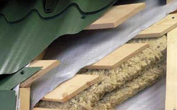 Hogyan szigeteljük a hullámlemez vagy fém tetőfedő tető, milyen anyagok a legjobb használni