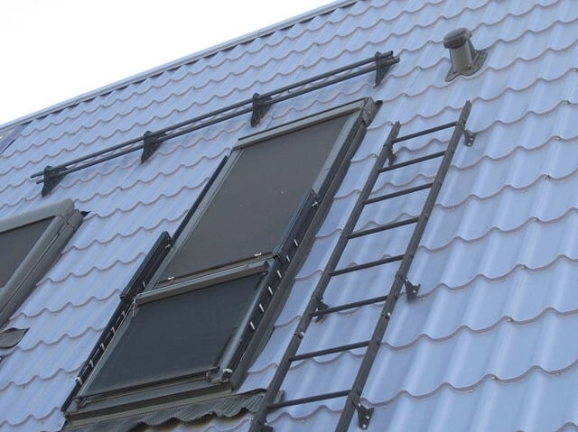 Hogyan készítsünk egy tető létra - tetőfedő szabályok fém